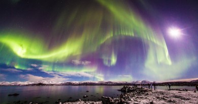 Auroras boreales y la Luna desde Abisko, Suecia