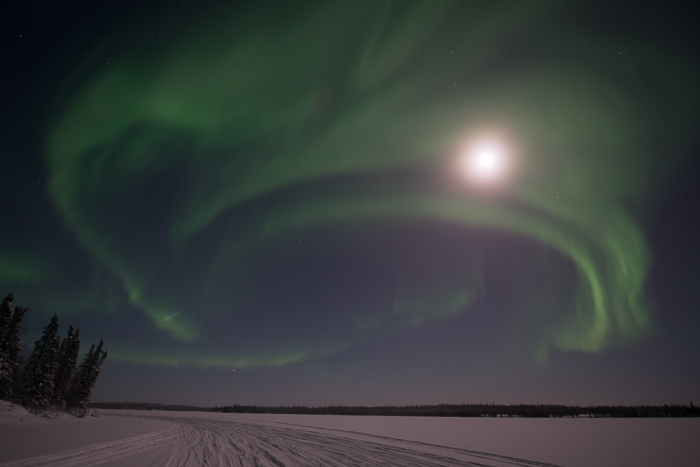 Auroras boreales y la Luna desde Territorios del Noroeste (Canadá)