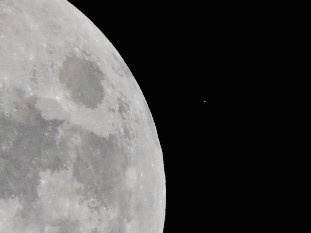 La Luna y Aldebarán desde Berlín, Alemania
