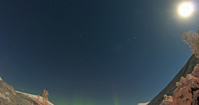 Auroras boreales y la Luna desde Ørsta, Noruega