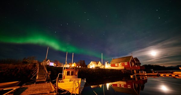 Auroras boreales y la Luna desde Ringstad, Noruega