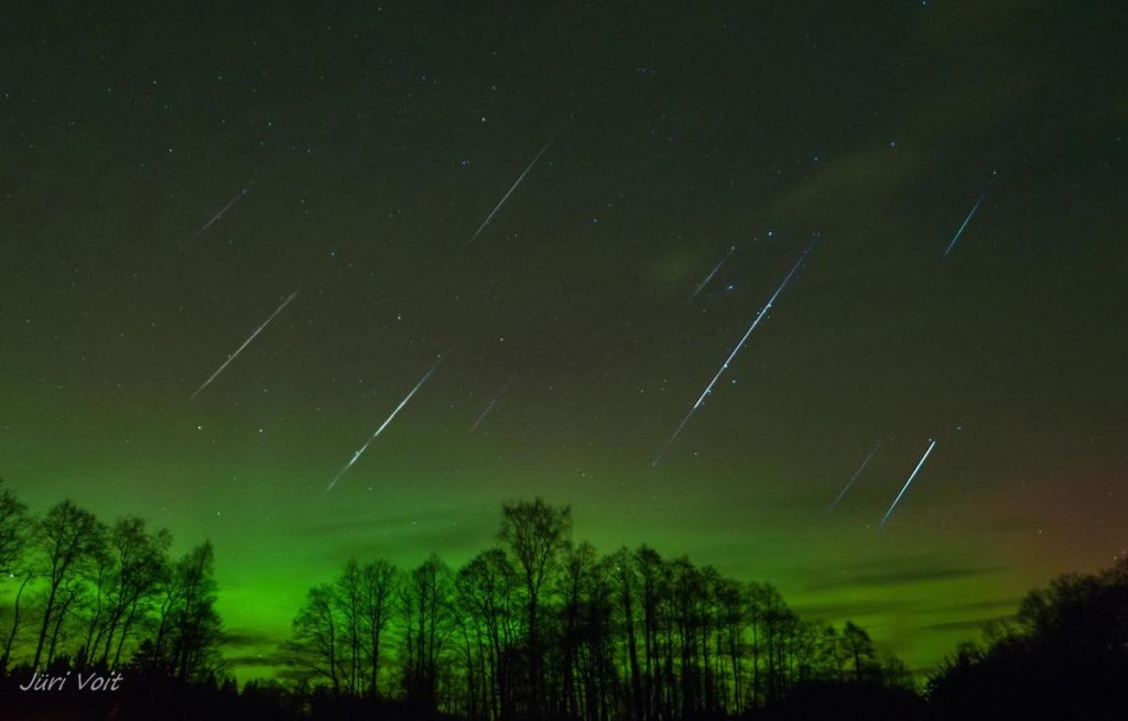 Imagen compuesta de 10 gemínidas y auroras boreales en Estonia