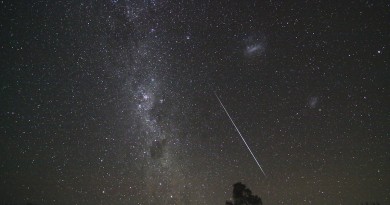 La Vía Láctea, una gemínida y las Nubes de Magallanes desde Australia