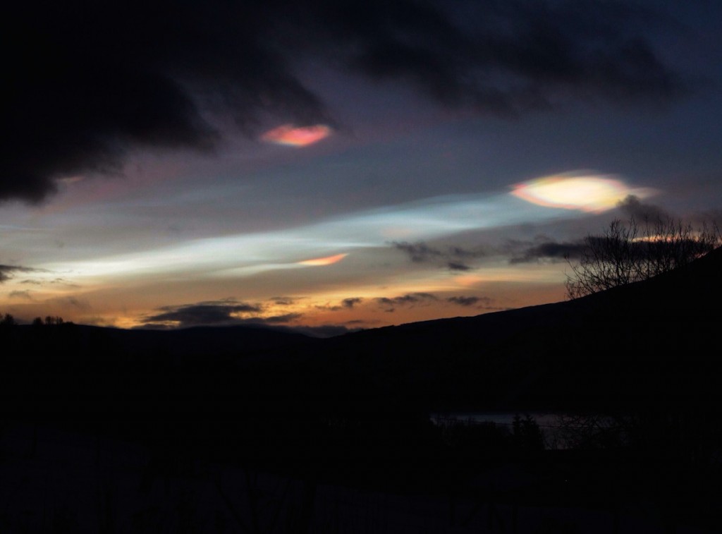 Nubes estratosféricas polares desde Balsfjord, Noruega