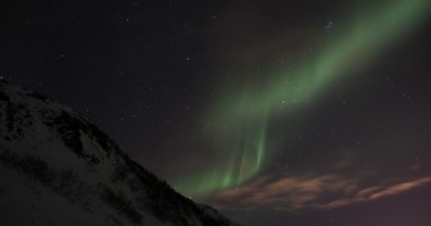Auroras boreales y las Pléyades desde Tromsø, Noruega