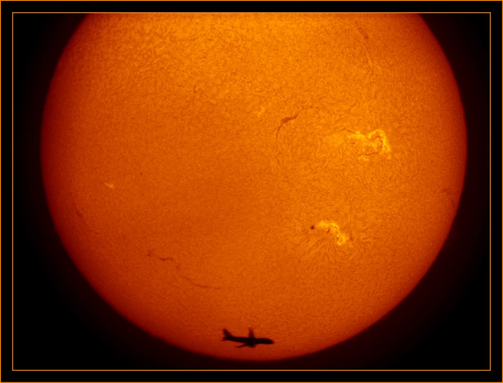 El tránsito de un avión frente al Sol