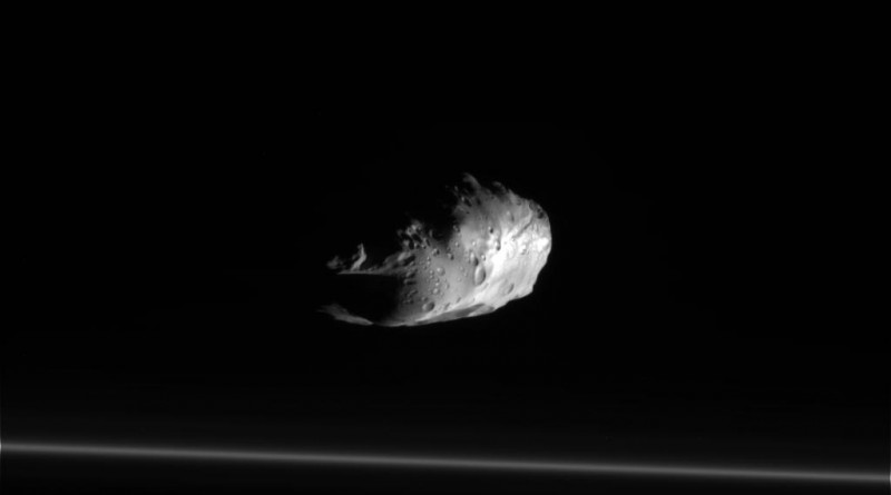 Imagen de Prometeo (luna de Saturno) tomada por la sonda Cassini