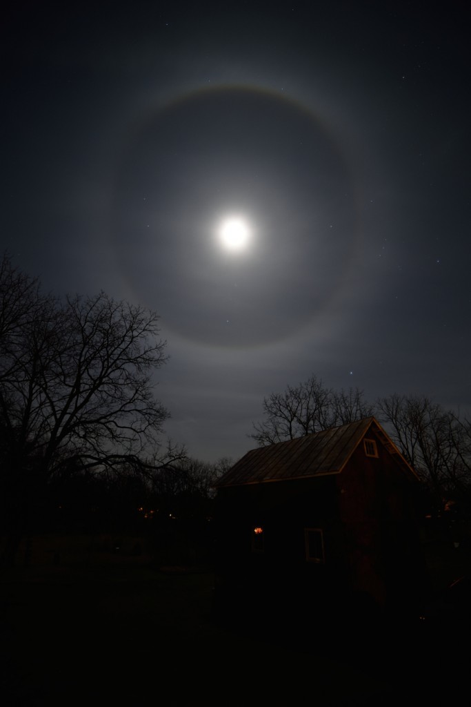 Un halo lunar y la constelación de Orión desde Nueva York, Estados Unidos