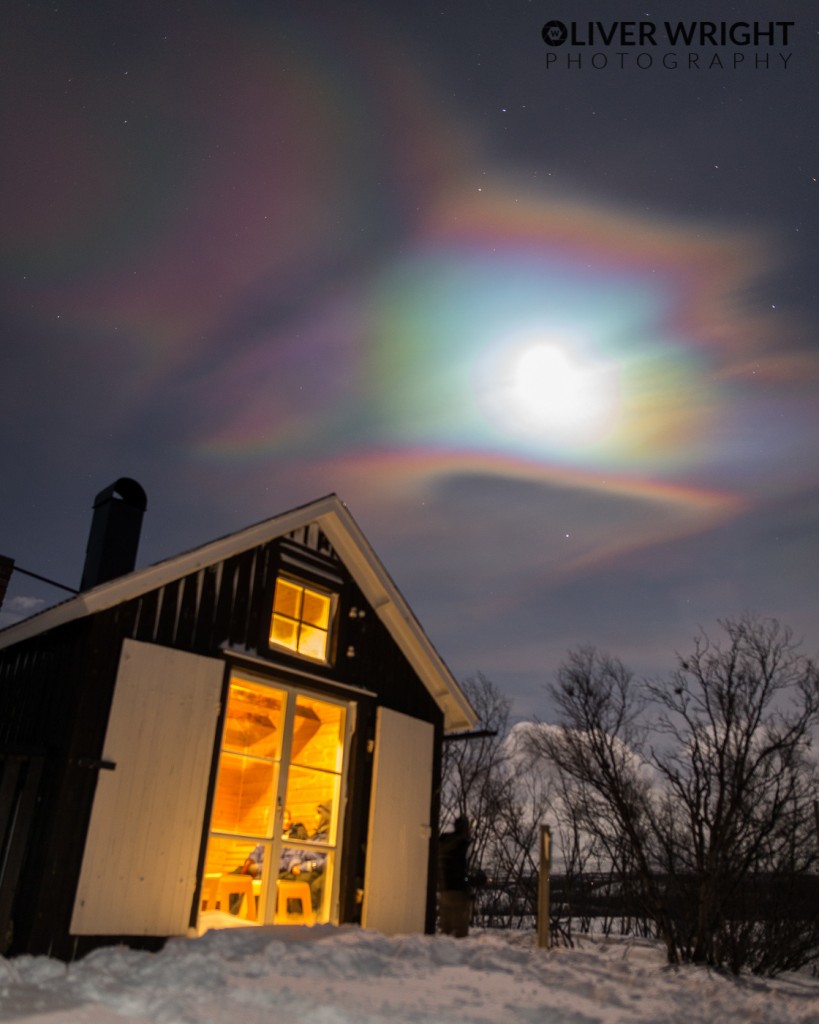 La Luna y nubes estratosféricas polares desde Suecia