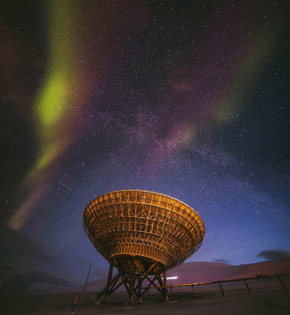 Auroras boreales y la Vía Láctea desde Svalbard, Noruega