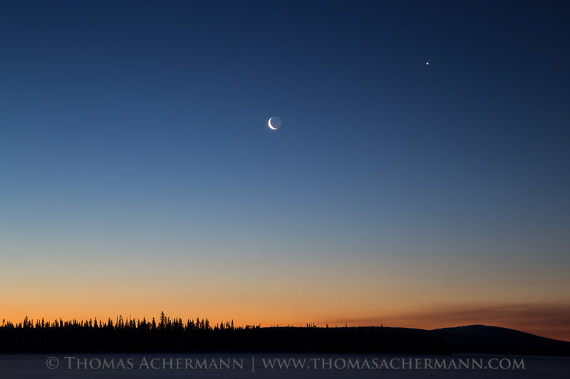 La Luna y Venus al amanecer en Muonio, Finlandia