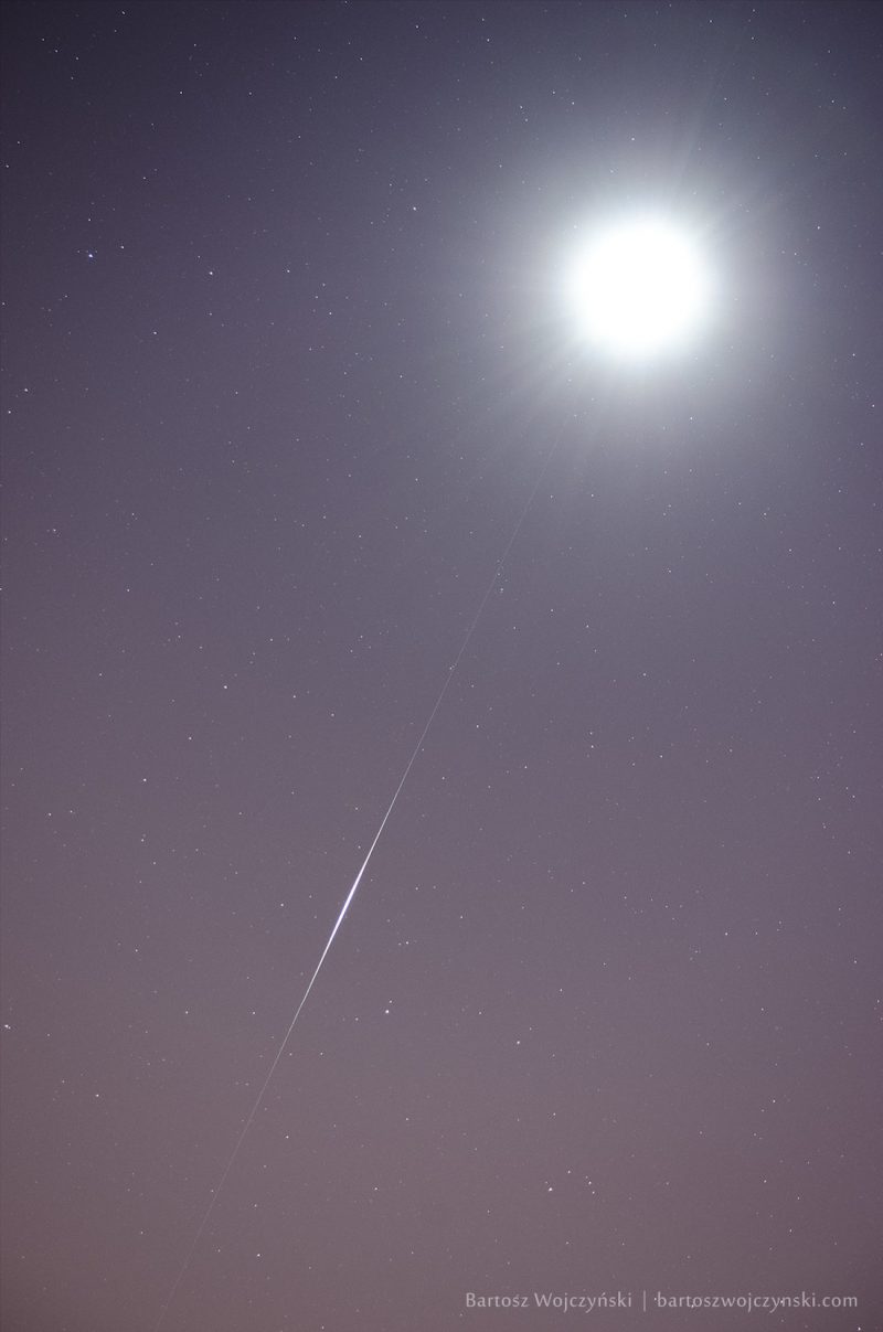 La Luna y el paso de un satélite Iridium desde Polonia