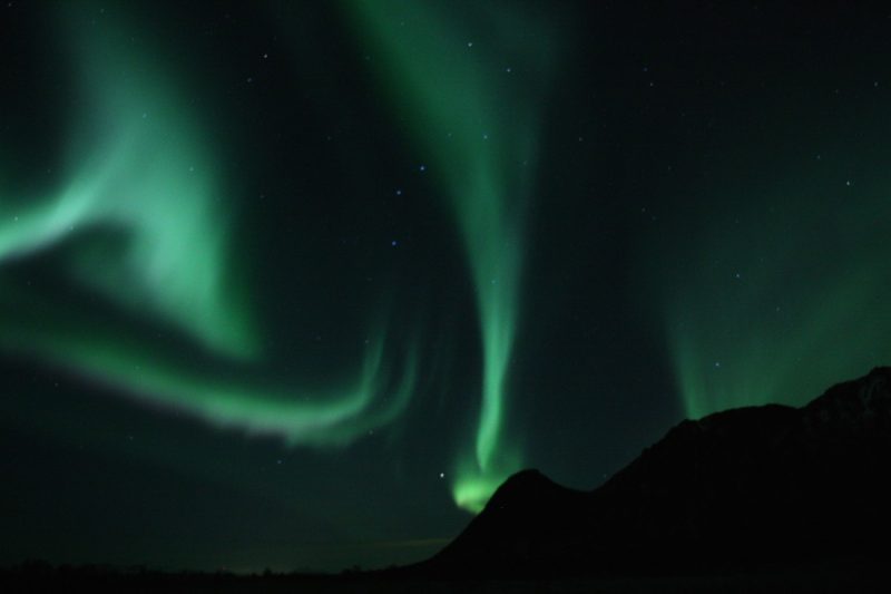 Auroras boreales y la constelación de la Osa Mayor desde Noruega
