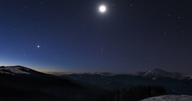 La Luna y un meteoro sobre los Cárpatos desde Ucrania