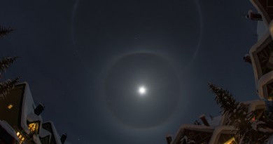Halo lunar y un círculo parhélico desde Alberta, Canadá
