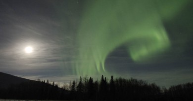 Auroras boreales y la Luna desde Columbia Británica, Canadá