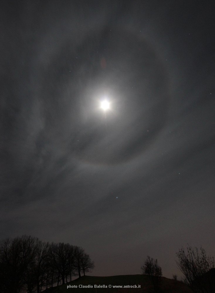 Halo lunar desde Urbino, Italia