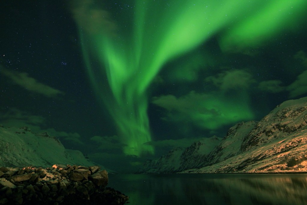 Auroras boreales y las Pléyades desde Ersfjordbotn, Noruega