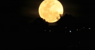 La salida de la Luna llena desde Caracas, Venezuela