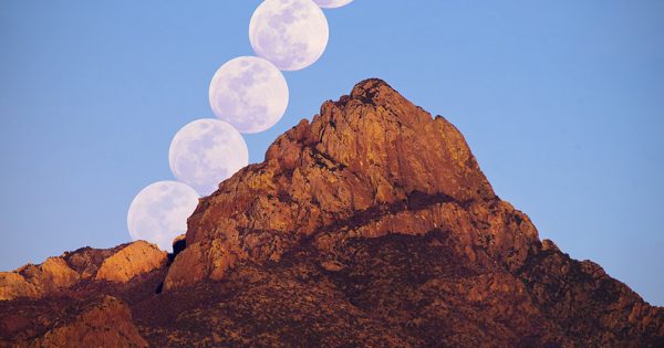 La secuencia de la salida de la Luna desde Arizona, Estados Unidos