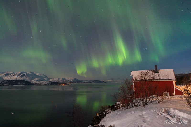 Auroras boreales y las Pléyades desde Balsfjord, Noruega