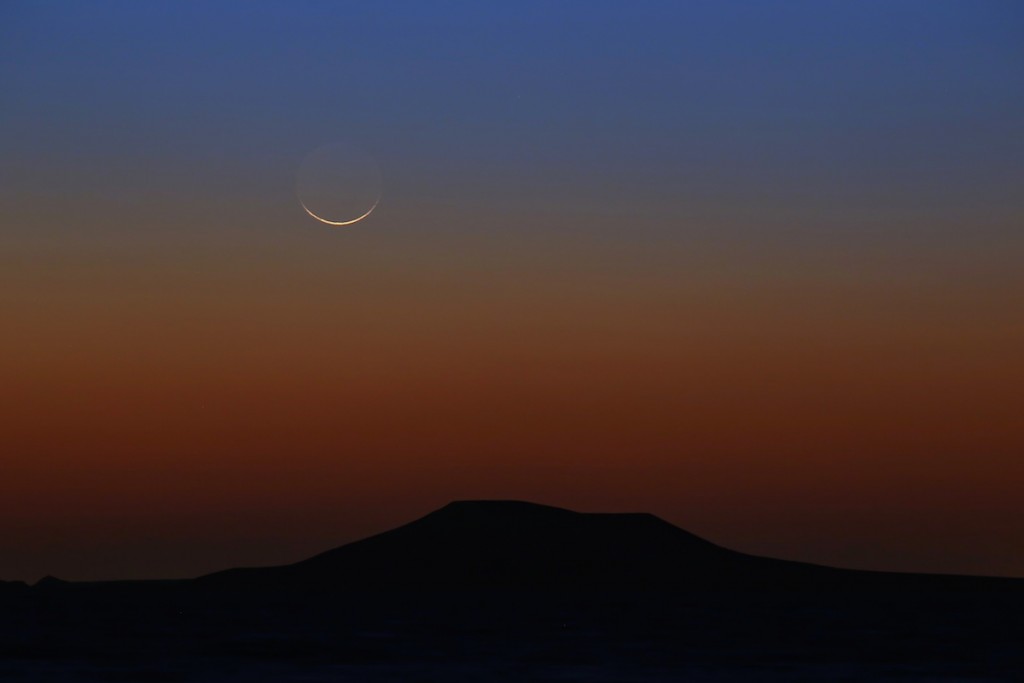La Luna creciente al atardecer desde Baréin