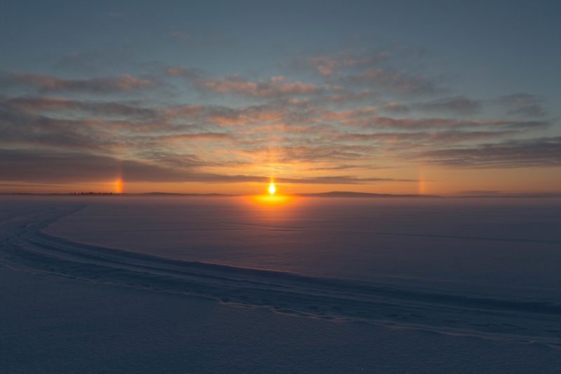 El Sol y dos parhelios al atardecer en Finlandia