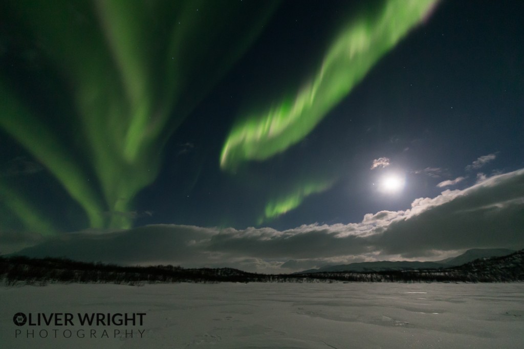 Auroras boreales y la Luna desde Abisko, Suecia