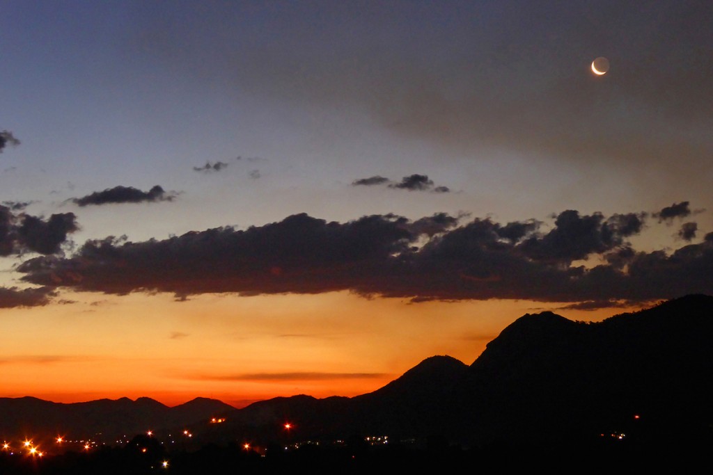 La Luna al atardecer en Zimbabue