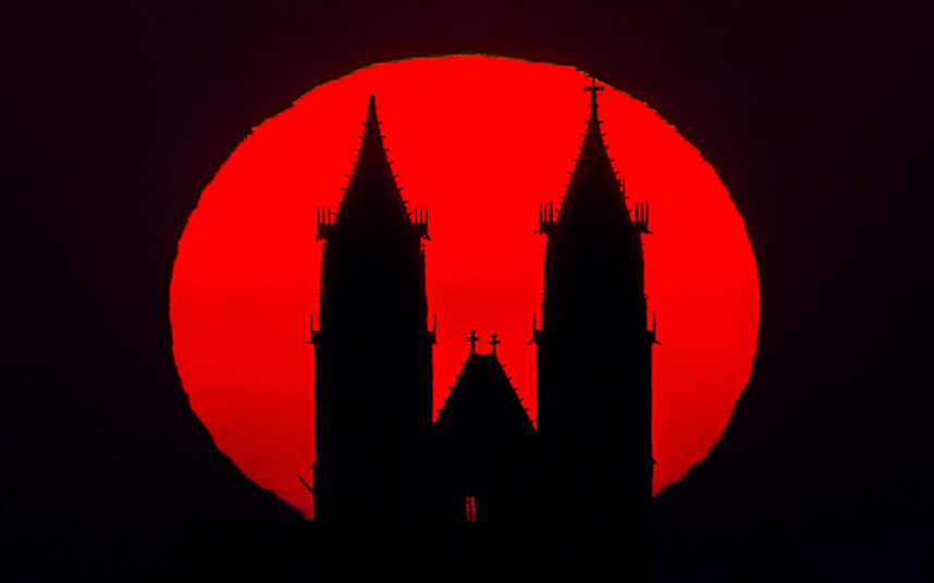 Imagen del Sol y la Catedral de Magdeburg (Alemania)