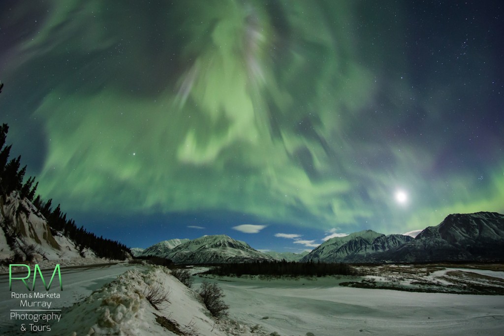 Auroras boreales y la Luna desde Alaska