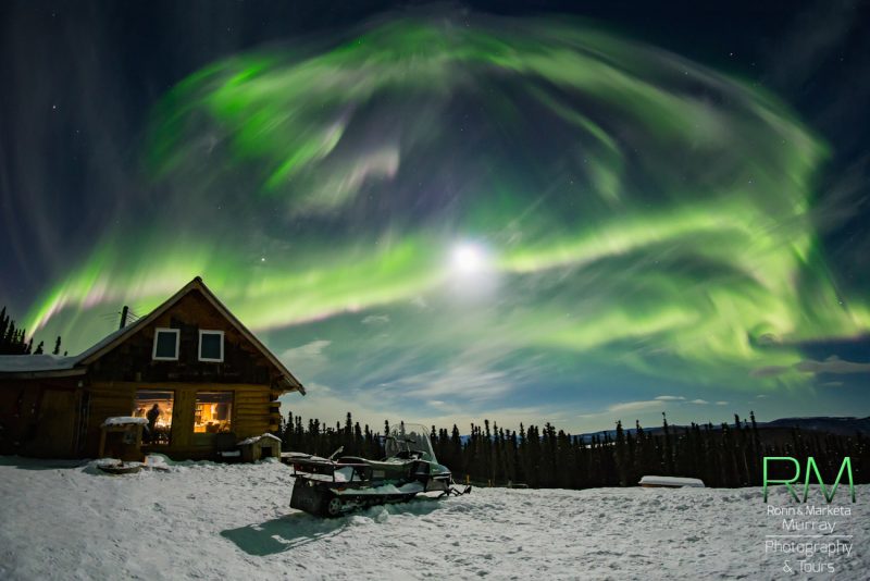 Auroras boreales y la Luna desde Alaska, Estados Unidos