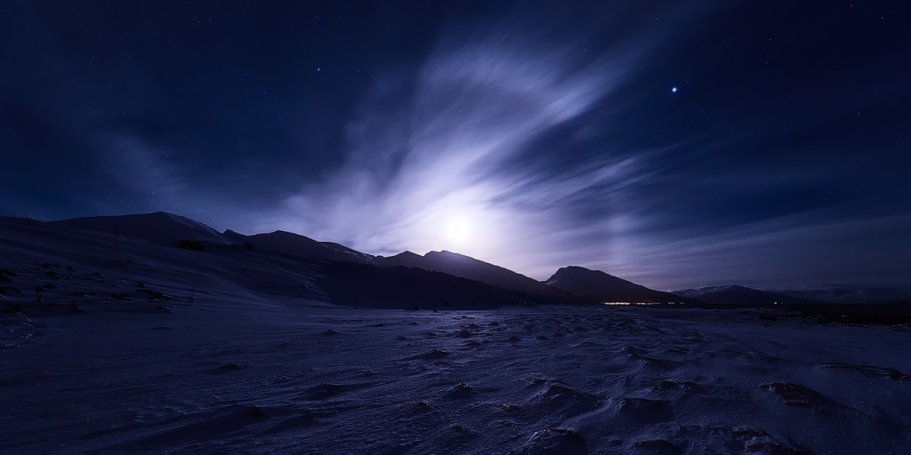 Imagen de un halo lunar y Júpiter desde Troms, Noruega