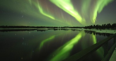 Auroras boreales y la constelación de Orión desde Finlandia