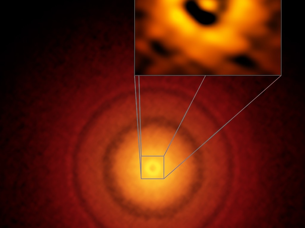 Evidencia de formación planetaria alrededor de una estrella joven en una órbita parecida a la de la Tierra