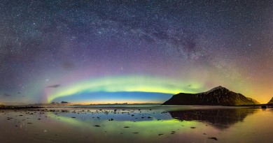 Auroras boreales y la Vía Láctea desde las islas Lofoten, Noruega
