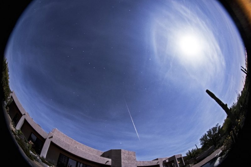 La Luna llena y un meteoro desde Arizona, Estados Unidos
