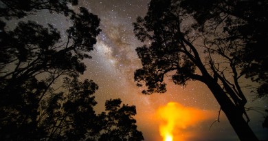 Imagen del Cometa 252P/LINEAR y el cráter Halemaʻumaʻu en Hawái