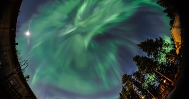 Auroras boreales y la Luna desde Oulu, Finlandia