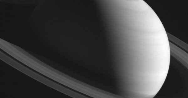 Imagen de Saturno tomada por la sonda Cassini (9-abril-2016)