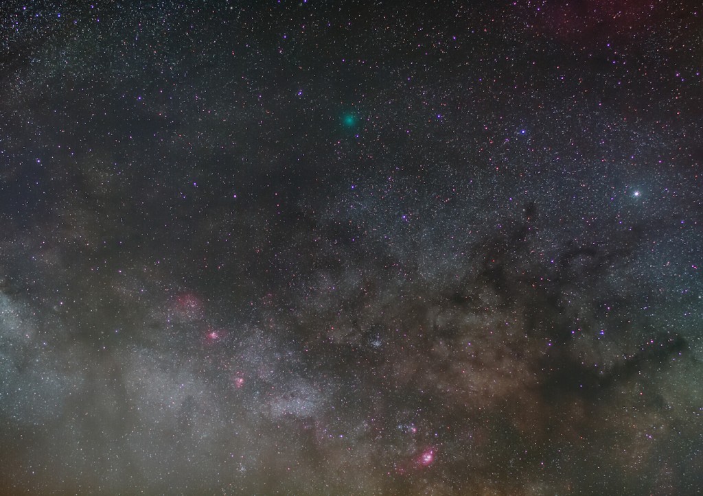 Imagen del Cometa 252P/LINEAR y la Vía Láctea desde Japón