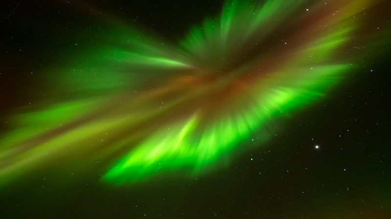 Foto de una corona de auroras desde Islandia