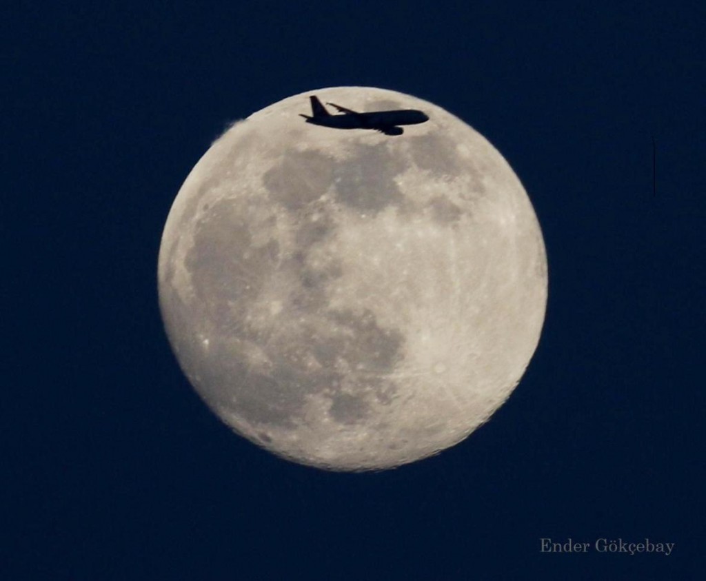 La Luna y un avión desde Estambul, Turquía