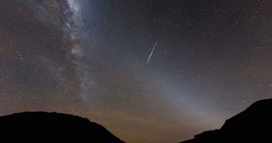 La Vía Láctea y el paso de un satélite Iridium desde Nueva Zelanda