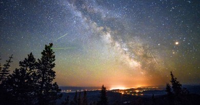 La Vía Láctea y dos meteoros (eta acuáridas) desde Montana, EE. UU.