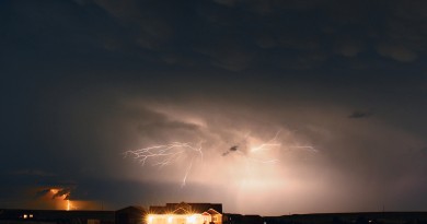 Una tormenta eléctrica y nubes mammatus desde Wyoming, EE. UU.