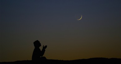 La Luna al anochecer en Baréin