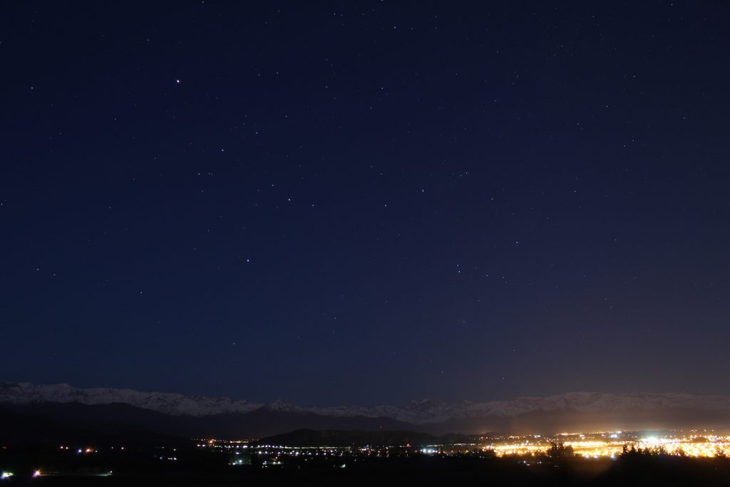 La constelación de Escorpio sobre la cordillera de los Andes en Chile