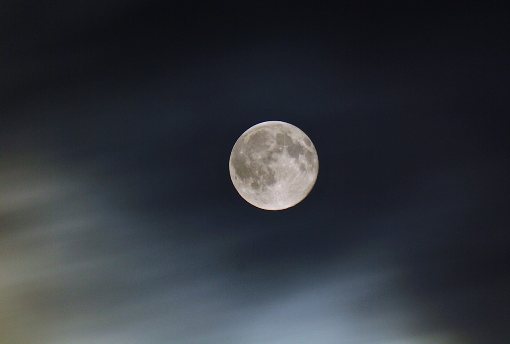 La Luna llena desde Emmerich am Rhein, Alemania