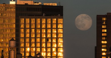 La Luna llena desde Manhattan, Nueva York, Estados Unidos